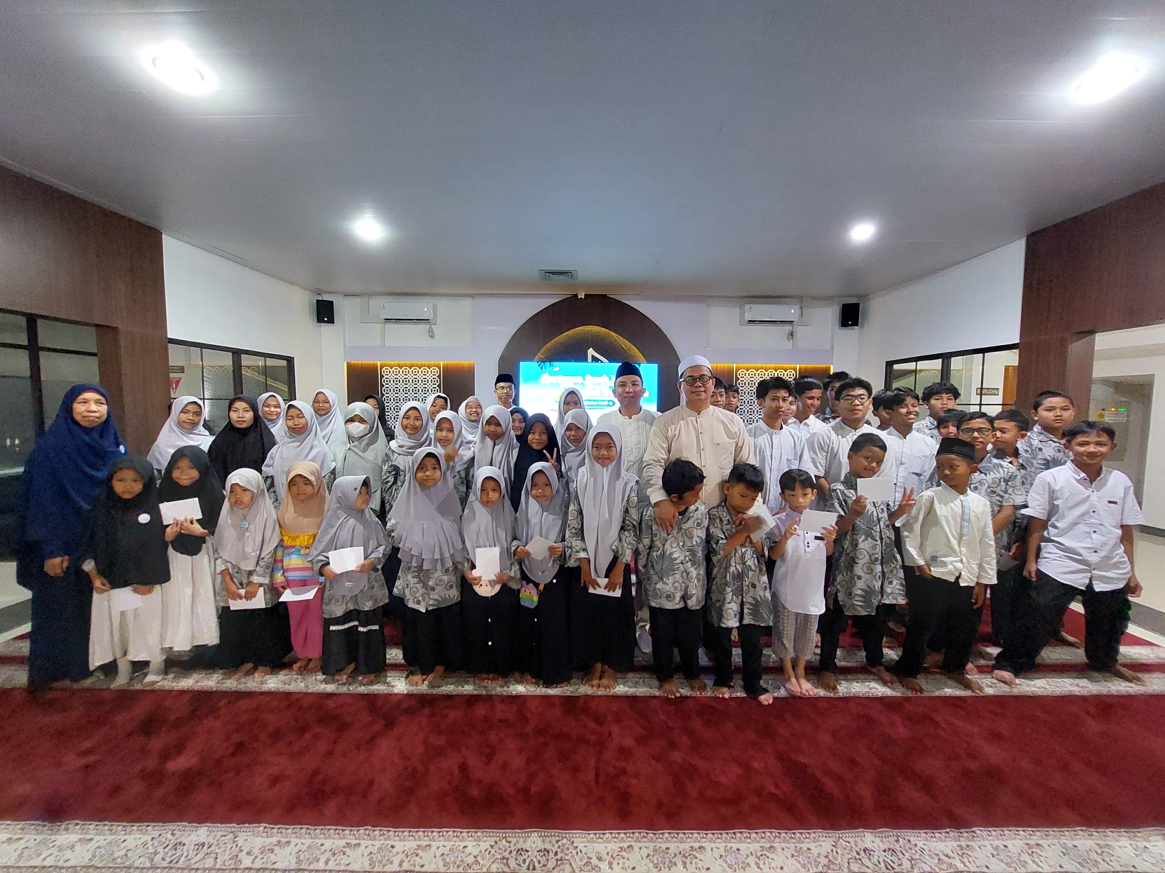 BPRS HIK MCI Berbagi Kebahagiaan Bersama Anak-Anak Yatim